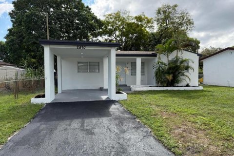 House in Hollywood, Florida 4 bedrooms, 104.42 sq.m. № 1963590 - photo 1