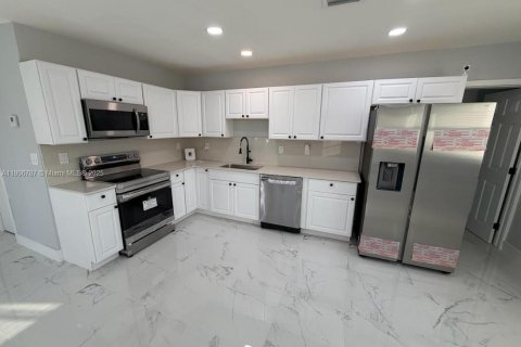 House in Hollywood, Florida 4 bedrooms, 104.42 sq.m. № 1963590 - photo 4