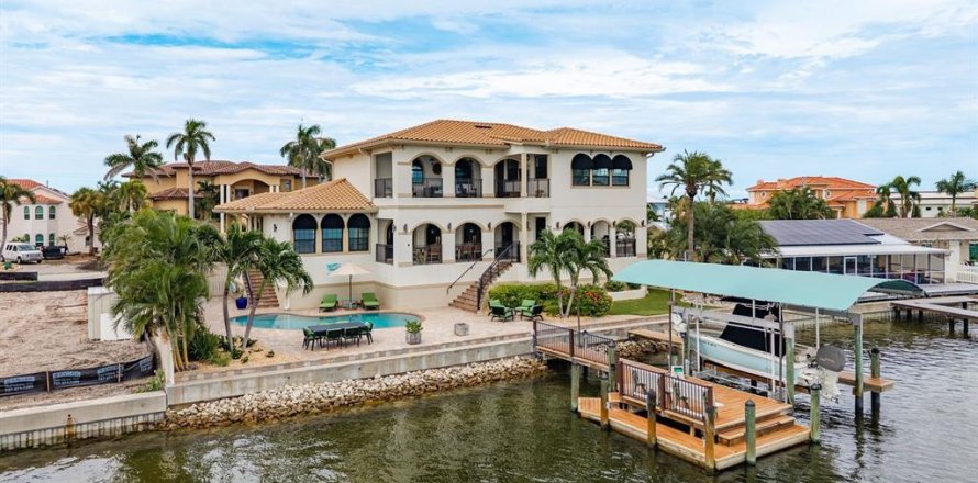 Villa ou maison à Saint Petersburg, Floride 3 chambres, 341.23 m2 № 1915535
