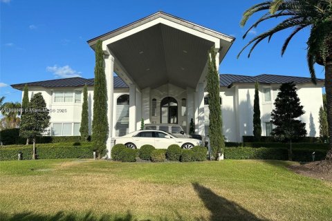 Купить виллу или дом в Майами, Флорида 7 спален, 648.74м2, № 1955681 - фото 1