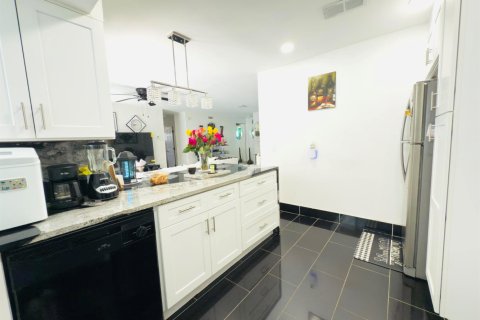 Купить виллу или дом в Помпано-Бич, Флорида 5 комнат, 115.01м2, № 2262030 - фото 13
