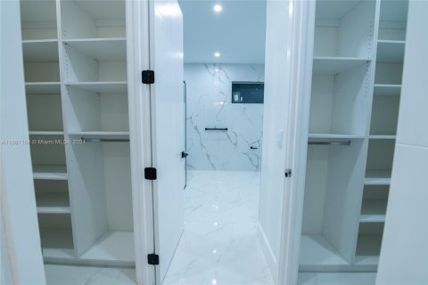 Casa en venta en Cape Coral, Florida, 4 dormitorios, 255.76 m2 № 2022782 - foto 23