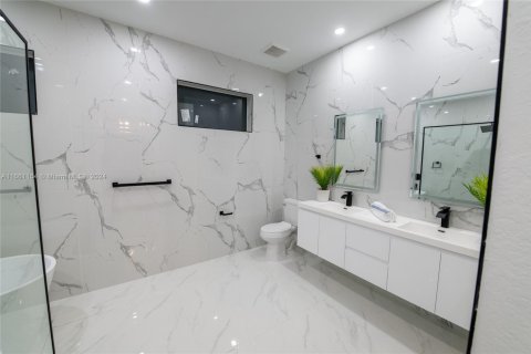 Casa en venta en Cape Coral, Florida, 4 dormitorios, 255.76 m2 № 2022782 - foto 26