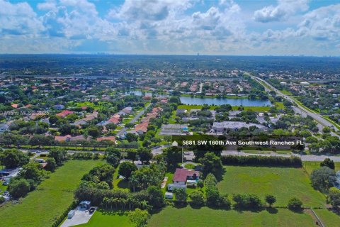 House in Southwest Ranches, Florida 3 bedrooms, 263.29 sq.m. № 1798984 - photo 9