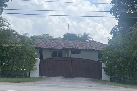 House in Southwest Ranches, Florida 3 bedrooms, 263.29 sq.m. № 1798984 - photo 1