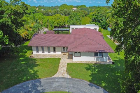 House in Southwest Ranches, Florida 3 bedrooms, 263.29 sq.m. № 1798984 - photo 12