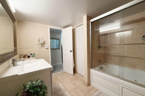 Copropriété à louer à Hallandale Beach, Floride: 2 chambres, 132.85 m2 № 2013784 - photo 29