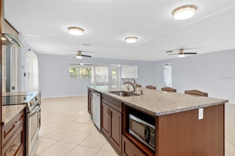 House in Sarasota, Florida 2 bedrooms, 167.32 sq.m. № 1866513 - photo 27