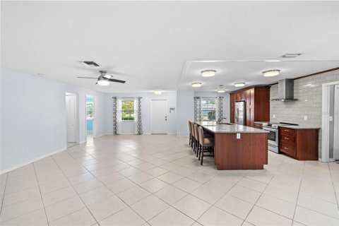 House in Sarasota, Florida 2 bedrooms, 167.32 sq.m. № 1866513 - photo 17