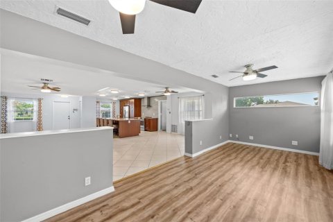 House in Sarasota, Florida 2 bedrooms, 167.32 sq.m. № 1866513 - photo 30