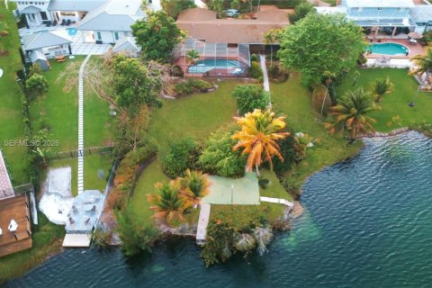 Дом в Майами, Флорида 4 спальни, 275.18м2 № 2043593