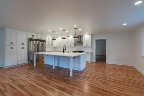 House in Sorrento, Florida 3 bedrooms, 207.08 sq.m. № 1899597 - photo 8
