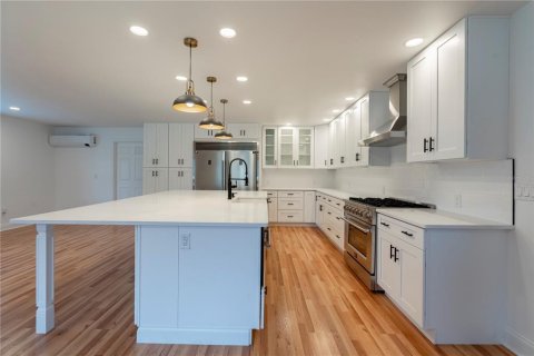 House in Sorrento, Florida 3 bedrooms, 207.08 sq.m. № 1899597 - photo 6
