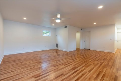 House in Sorrento, Florida 3 bedrooms, 207.08 sq.m. № 1899597 - photo 28