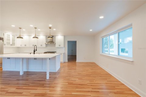 House in Sorrento, Florida 3 bedrooms, 207.08 sq.m. № 1899597 - photo 15
