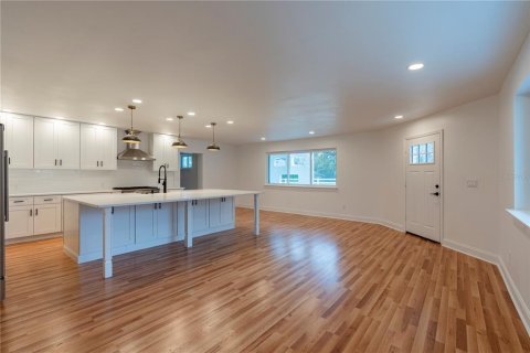 House in Sorrento, Florida 3 bedrooms, 207.08 sq.m. № 1899597 - photo 9