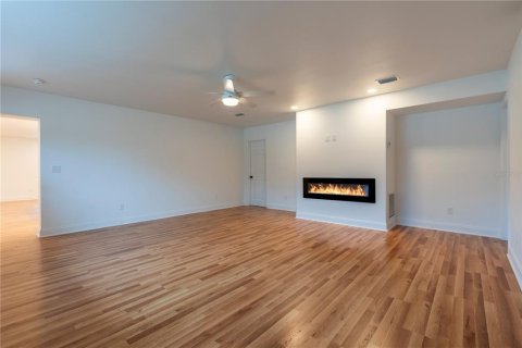 House in Sorrento, Florida 3 bedrooms, 207.08 sq.m. № 1899597 - photo 20