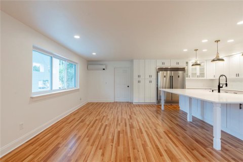 House in Sorrento, Florida 3 bedrooms, 207.08 sq.m. № 1899597 - photo 13