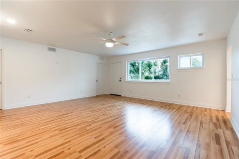 House in Sorrento, Florida 3 bedrooms, 207.08 sq.m. № 1899597 - photo 18