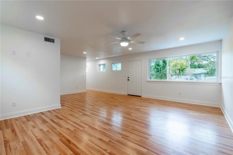 House in Sorrento, Florida 3 bedrooms, 207.08 sq.m. № 1899597 - photo 27