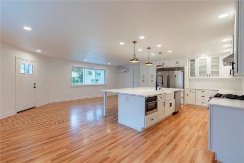House in Sorrento, Florida 3 bedrooms, 207.08 sq.m. № 1899597 - photo 14