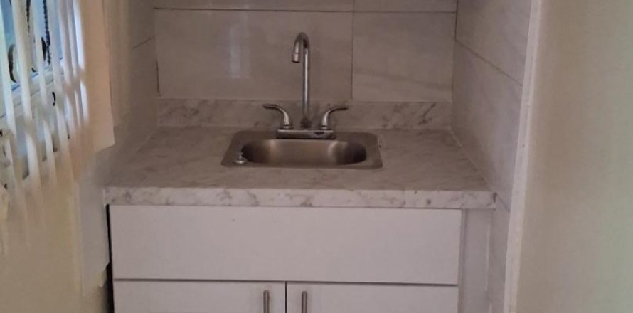 Immobilier commercial à Miami Gardens, Floride 3 pièces, 153.85 m2 № 2288791