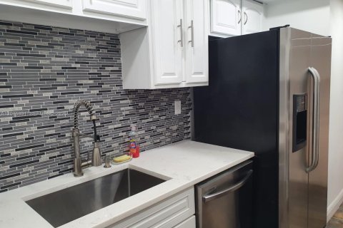 Townhouse in Sunrise, Florida 3 bedrooms, 123.56 sq.m. № 2318176 - photo 2