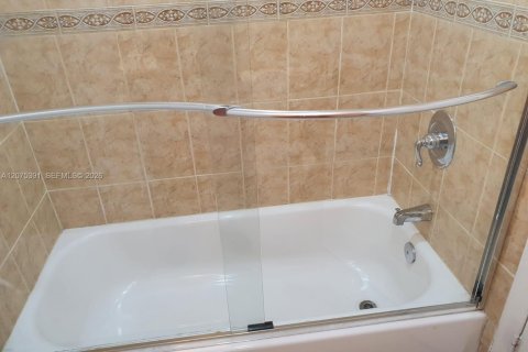 Townhouse in Sunrise, Florida 3 bedrooms, 123.56 sq.m. № 2318176 - photo 8