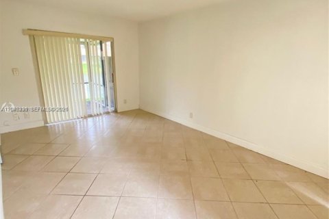 Townhouse in Sunrise, Florida 3 bedrooms, 123.56 sq.m. № 2318176 - photo 9
