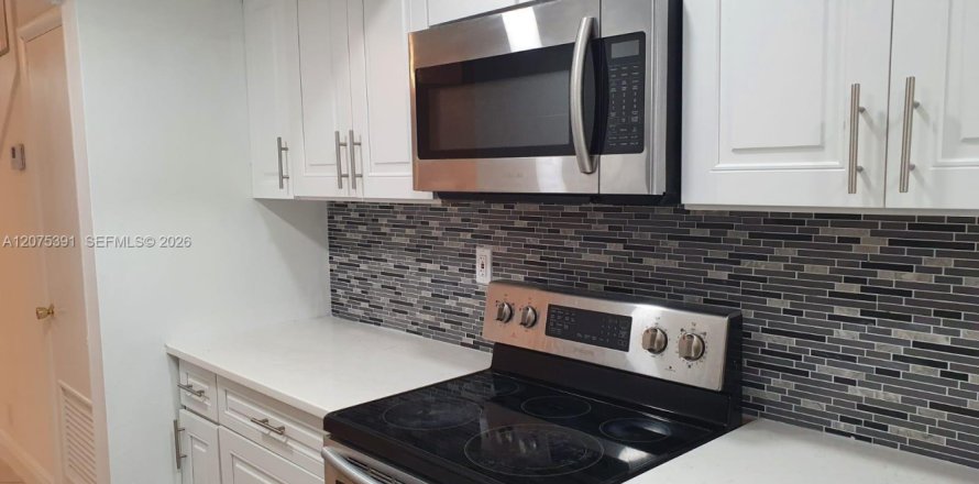 Townhouse in Sunrise, Florida 3 bedrooms, 123.56 sq.m. № 2318176