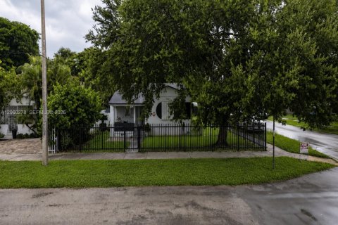 Casa en Miami, Florida 4 dormitorios, 135.45 m2 № 2264678