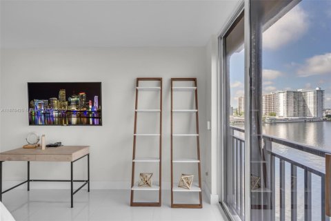 Condominio en venta en Sunny Isles Beach, Florida, 2 dormitorios, 131.27 m2 № 1931766 - foto 17