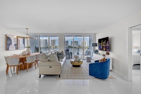 Condominio en Sunny Isles Beach, Florida, 2 dormitorios  № 1931766