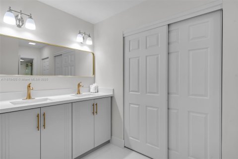 Condominio en venta en Sunny Isles Beach, Florida, 2 dormitorios, 131.27 m2 № 1931766 - foto 20