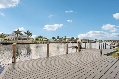 House in Port Charlotte, Florida 4 bedrooms, 210.7 sq.m. № 2348088 - photo 5