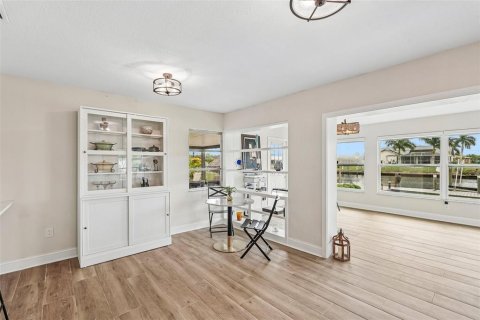 House in Port Charlotte, Florida 4 bedrooms, 210.7 sq.m. № 2348088 - photo 17