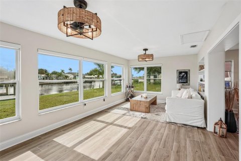 House in Port Charlotte, Florida 4 bedrooms, 210.7 sq.m. № 2348088 - photo 15