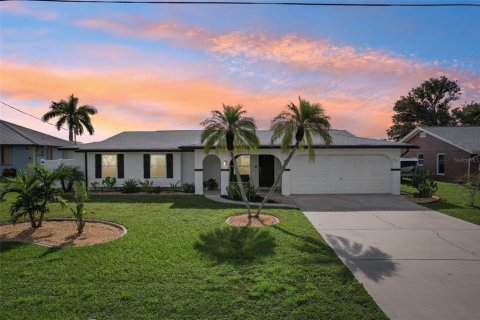 Casa en Port Charlotte, Florida 4 dormitorios, 210.7 m2 № 2348088