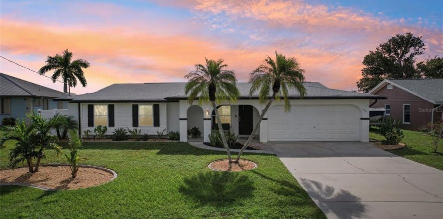 House in Port Charlotte, Florida 4 bedrooms, 210.7 sq.m. № 2348088