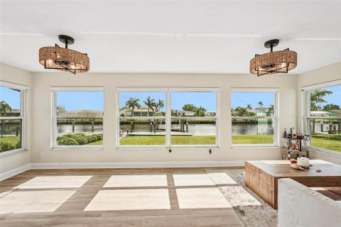 House in Port Charlotte, Florida 4 bedrooms, 210.7 sq.m. № 2348088 - photo 18