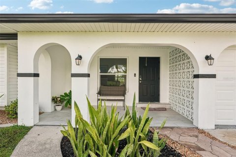 House in Port Charlotte, Florida 4 bedrooms, 210.7 sq.m. № 2348088 - photo 6