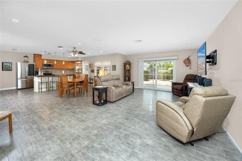 House in Tampa, Florida 3 bedrooms, 169.36 sq.m. № 1837448 - photo 5