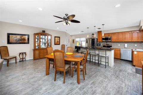 House in Tampa, Florida 3 bedrooms, 169.36 sq.m. № 1837448 - photo 7