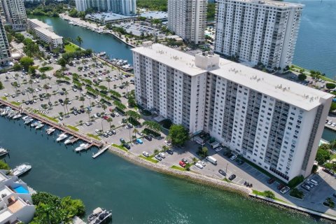 Apartamento en alquiler en Sunny Isles Beach, Florida, 1 dormitorio, 64.57 m2 № 1978155 - foto 1