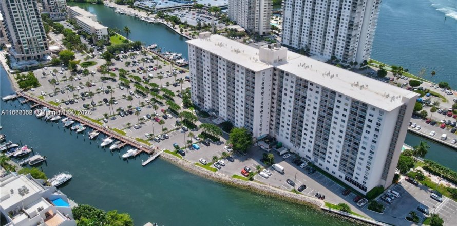 Apartamento en Sunny Isles Beach, Florida 1 dormitorio, 64.57 m2 № 1978155