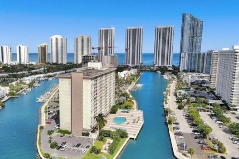 Apartamento en alquiler en Sunny Isles Beach, Florida, 1 dormitorio, 64.57 m2 № 1978155 - foto 2