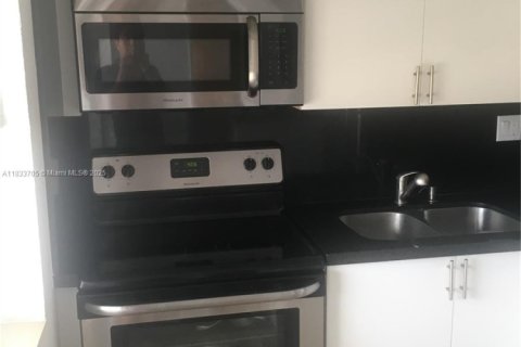 Condominio en alquiler en Miami, Florida, 52.03 m2 № 1821994 - foto 1