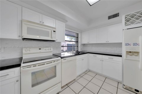 Copropriété à vendre à Miami, Floride: 2 chambres, 119.84 m2 № 2090161 - photo 6