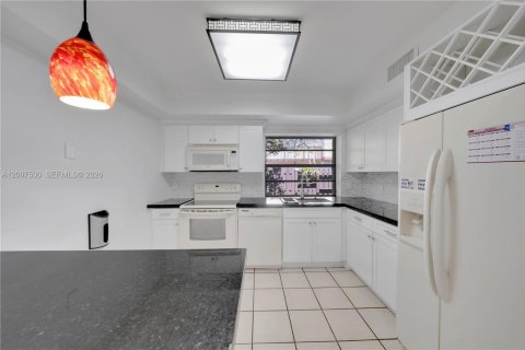 Copropriété à vendre à Miami, Floride: 2 chambres, 119.84 m2 № 2090161 - photo 4