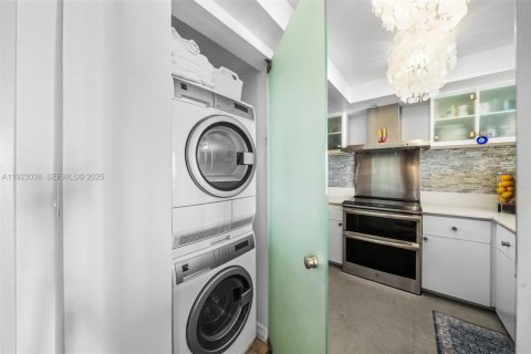 Condo in Miami Beach, Florida, 1 bedroom  № 1976780 - photo 12